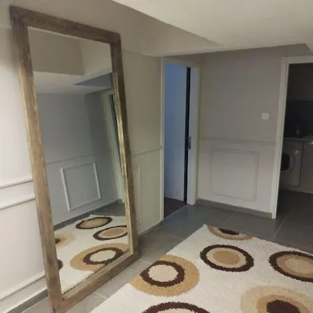 Large And Centrally Located Flat *