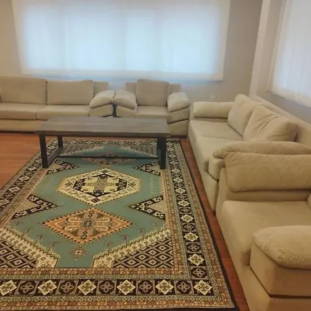 Large And Centrally Located Flat דירה *